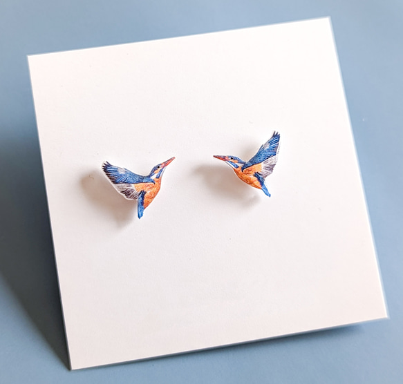 極小羽ばたきカワセミの樹脂ピアス/イヤリング　野鳥 2枚目の画像