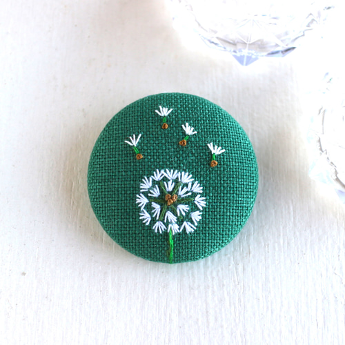 たんぽぽ＊手刺繍のブローチ【M】Green ブローチ chai&stroll 通販