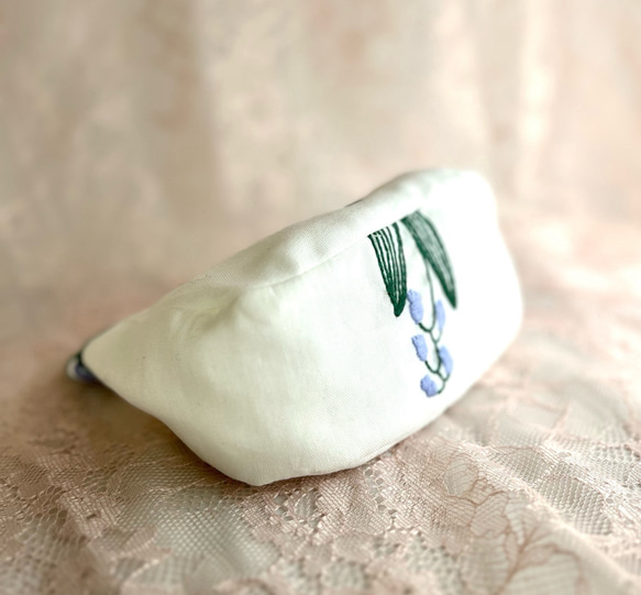 春　すずらん刺繍❤️ナチュラル綿ガーゼ❤️可愛いバネ口ポーチ❤️ホワイト　ネイビー 5枚目の画像