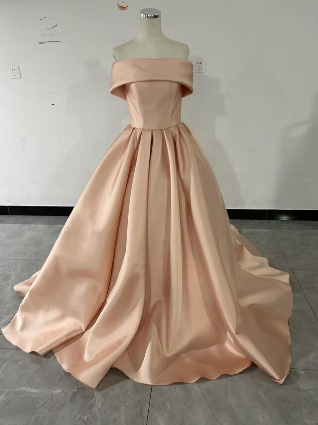 サテン オフショルダー タイトドレス r-2732 WannaThis サテンオフショルダーミニドレス背中開いた胸