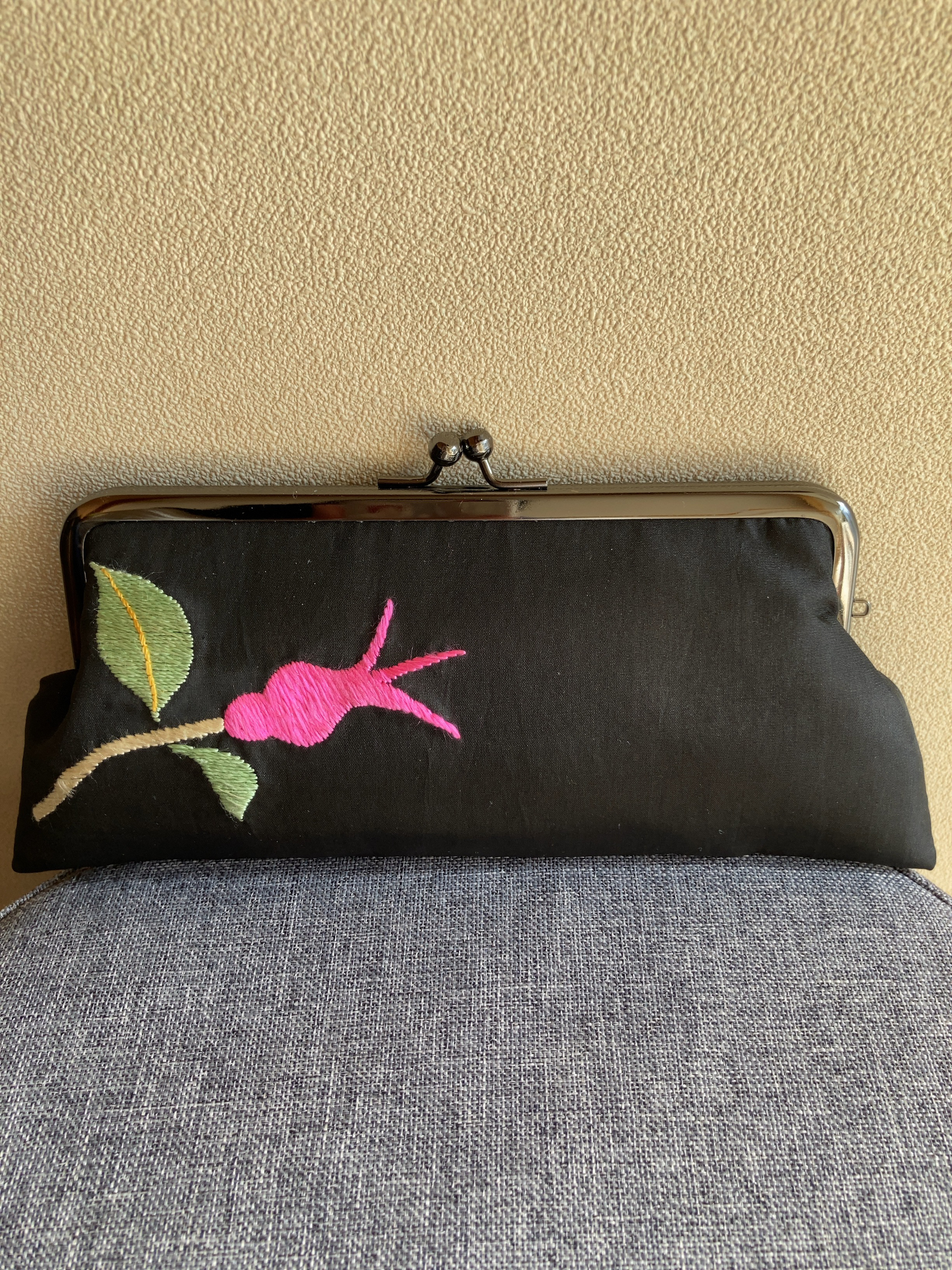 眼鏡ケース　がま口タイプ  黒地に花刺繍柄