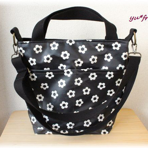 ラミネート縦長3WAYバッグ（背面ポケット追加）☆モノトーンお花柄  