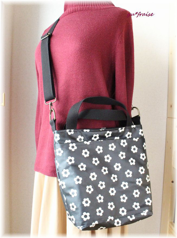 ラミネート縦長3WAYバッグ（背面ポケット追加）☆モノトーンお花柄  