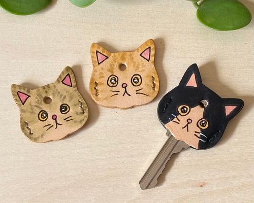 即納】最高級ヌメ革◇ 手描き猫キーカバー 一生ものプレゼントに