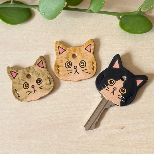 即納】最高級ヌメ革◇ 手描き猫キーカバー 一生ものプレゼントに