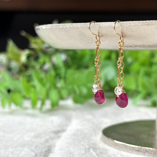 14kgf*赤いルビーとクリスタルの揺れるピアス／イヤリング*天然石  