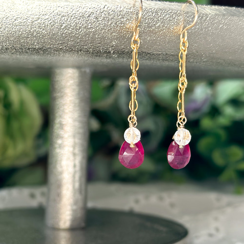 14kgf*赤いルビーとクリスタルの揺れるピアス／イヤリング*天然石