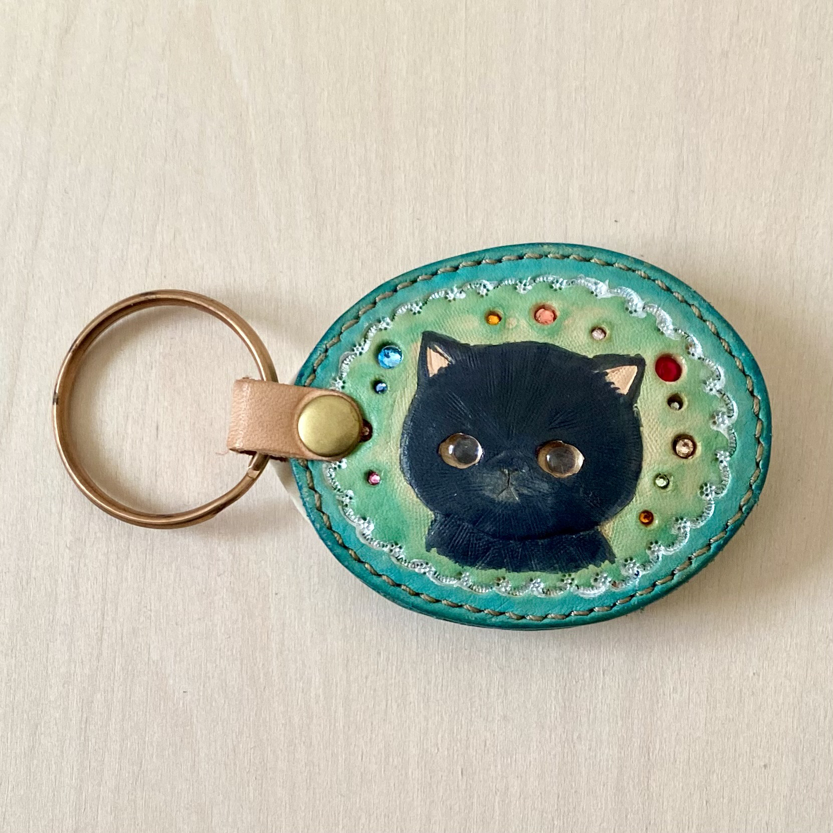 【一点物◇オーダー可】最高級ヌメ革使用手描きアートキーホルダー黒猫◇宝石のようなバッグチャーム、そっくりにも◎