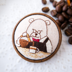 カフェのマスターの刺しゅうブローチ（コーヒーをひとつ）＊　刺繍 4枚目の画像