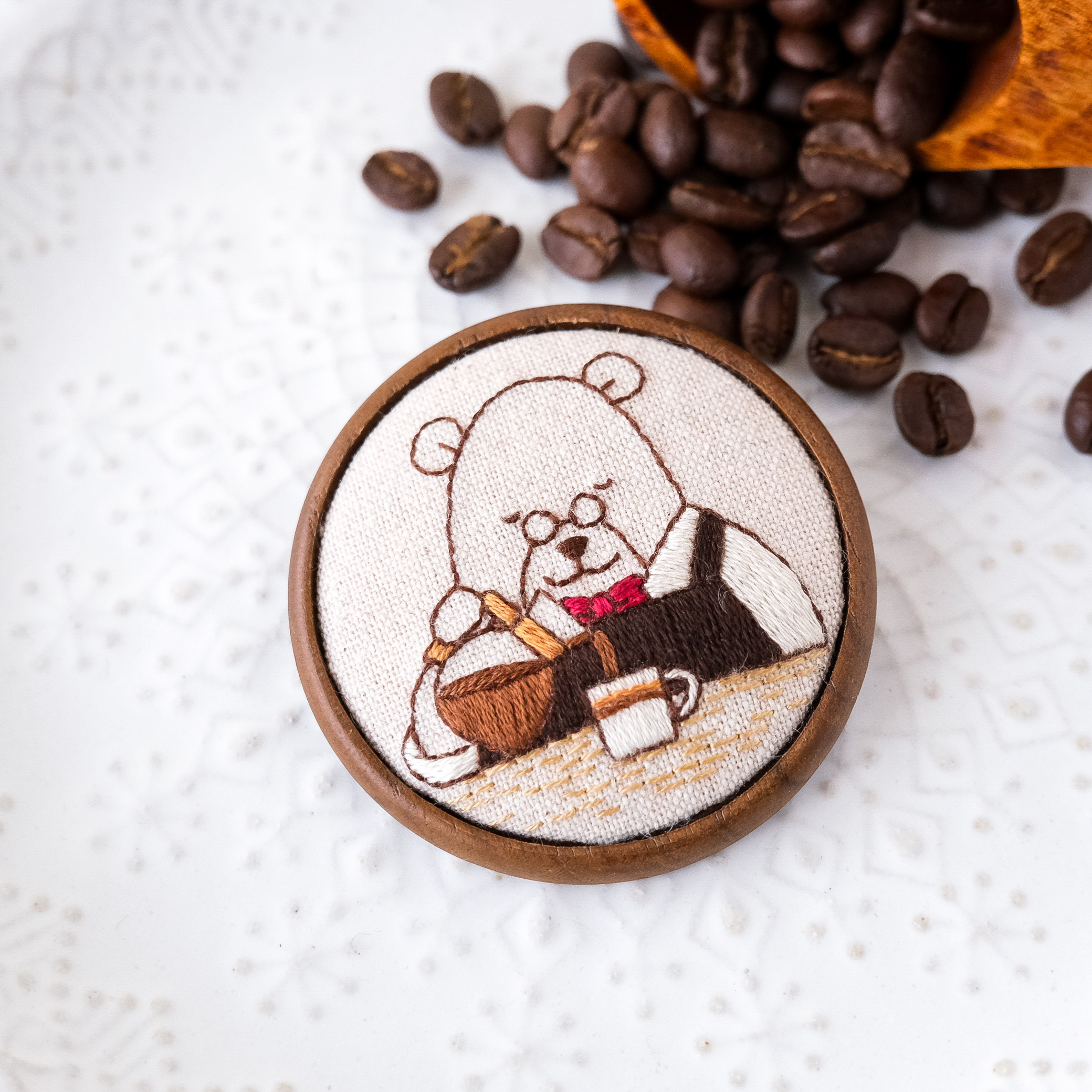 【受注制作】カフェのマスターの刺しゅうブローチ（コーヒーをひとつ）＊　刺繍