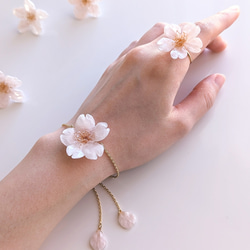 【受注制作】Everpink. 本物のお花　厳選花で仕上げる桜の揺れるブレスレット　スライドボール調整可　フリーサイズ 4枚目の画像