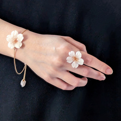 【受注制作】Everpink. 本物のお花　厳選花で仕上げる桜の揺れるブレスレット　スライドボール調整可　フリーサイズ 8枚目の画像