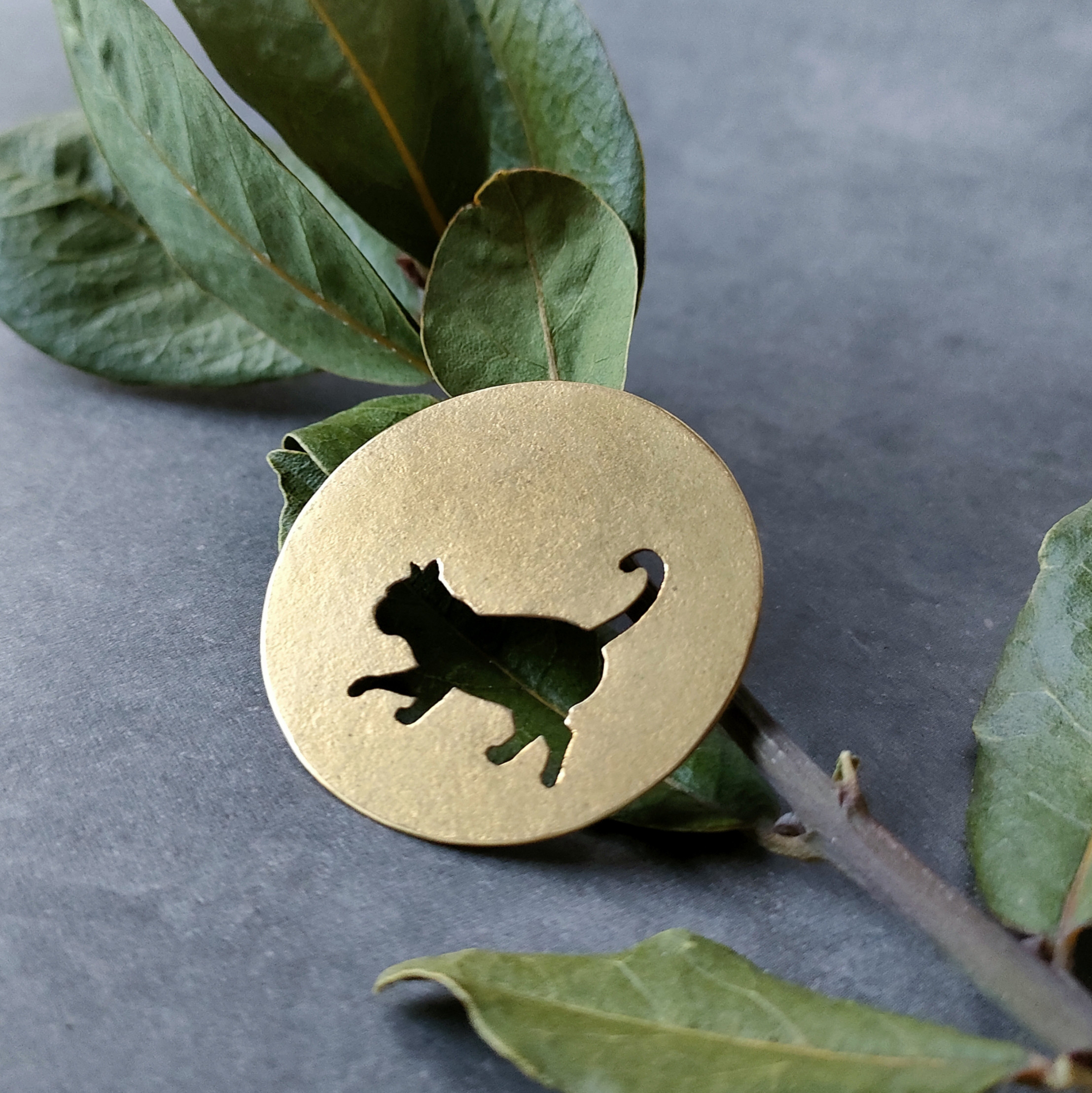 お散歩ねこ 真鍮ブローチ 5,621円