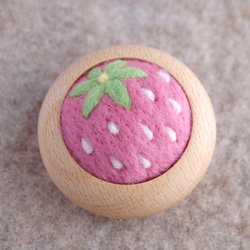 まあるいカップの羊毛ピンクッション【針山】白いちご　White strawberry 5枚目の画像