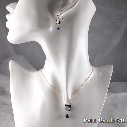 ホワイトシェル猫のピアス ラピスラズリ ホワイトシェル猫のピアス ラピスラズリ 猫 イヤリング シンプル