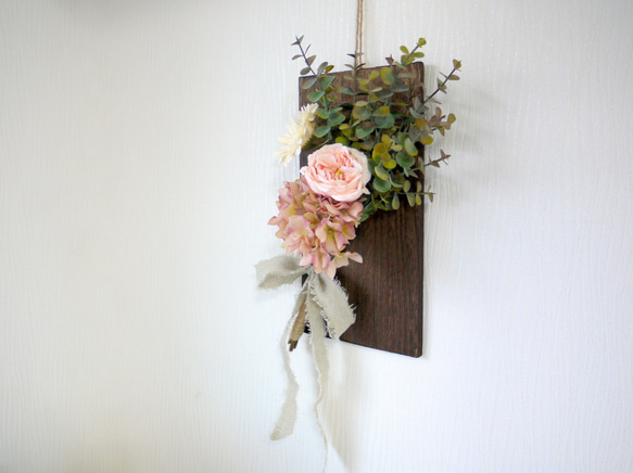 くすみカラーのブーケ　木製プレートの花束飾り　フェイクグリーン　ドライフラワー風 3枚目の画像