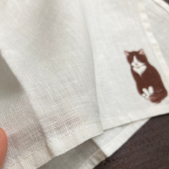 【受注制作】『幸せ運ぶハート猫』の手描きリネンハンカチ　オフホワイト 6枚目の画像