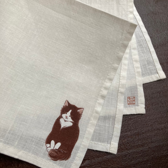 【受注制作】『幸せ運ぶハート猫』の手描きリネンハンカチ　オフホワイト 5枚目の画像