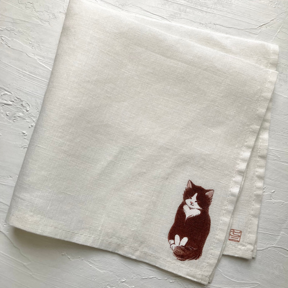 【受注制作】『幸せ運ぶハート猫』の手描きリネンハンカチ　オフホワイト 3枚目の画像