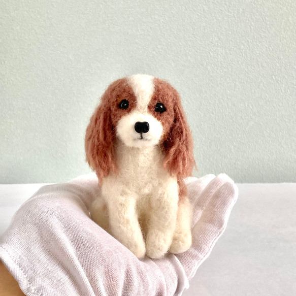 羊毛フェルトのおすわりキャバリア  犬のぬいぐるみ　　 2枚目の画像