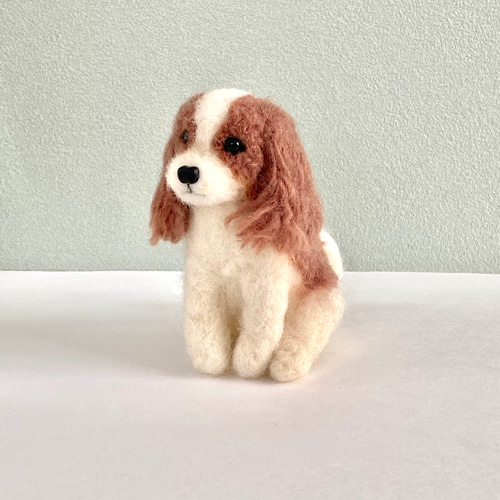 羊毛フェルトのおすわりキャバリア 犬のぬいぐるみ 羊毛フェルト