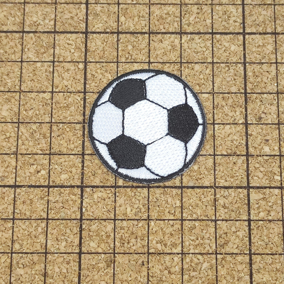 【送料無料】ワッペンM　サッカーボール 2枚目の画像