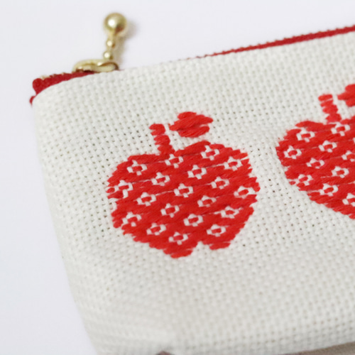 りんご畑の北欧風こぎん刺しマチ付きポーチ ポーチ ハッケル/kogin