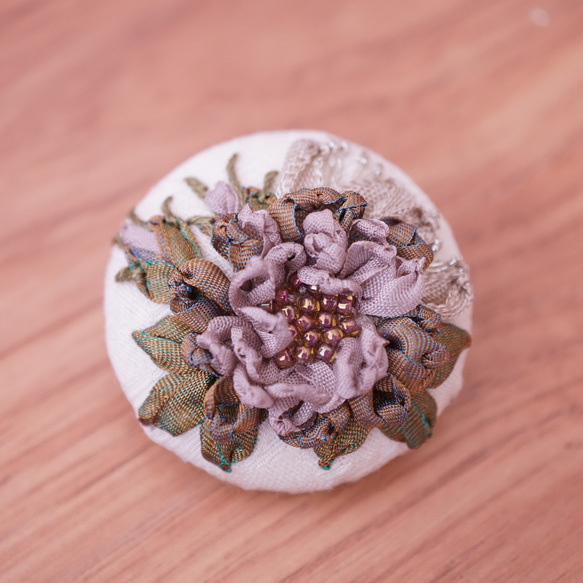 リボン刺繍で彩るアンティークカントリーのブローチ（アッシュ