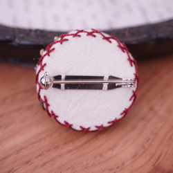 リボン刺繍で彩るアンティークカントリーのブローチ（くすみピンク） 2枚目の画像