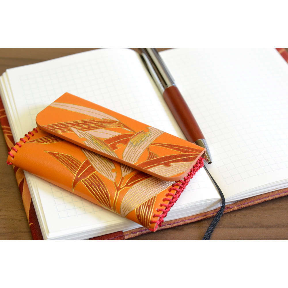 手描友禅の技術で染めた革の名刺入れ　笹　橙