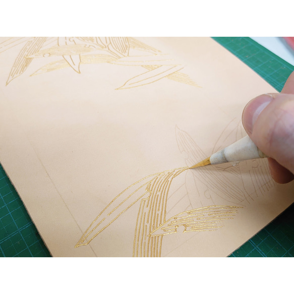 手描友禅の技術で染めた革の名刺入れ　笹　橙 10枚目の画像
