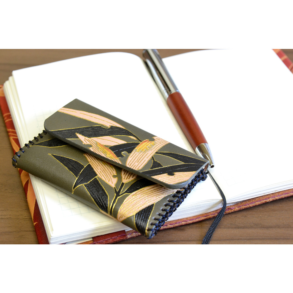 手描友禅の技術で染めた革の名刺入れ　笹　灰