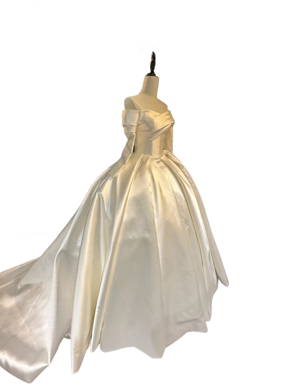 豪華なサテンウエディングドレス アイボリー ロングトレーン オフ  