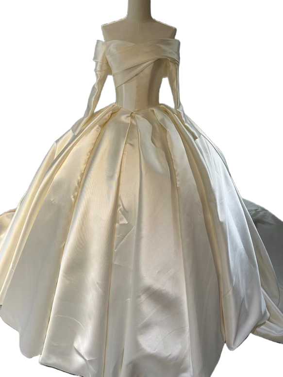 豪華なサテンウエディングドレス　アイボリー　ロングトレーン　オフショルダー　肩出し　 1枚目の画像