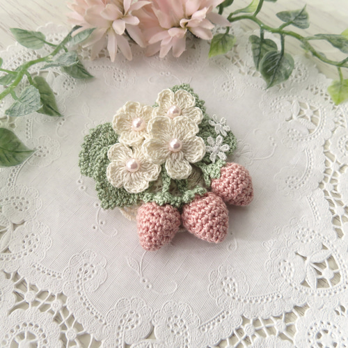 レース編み 小さな苺のブローチ*pink* ブローチ 花てまり 通販
