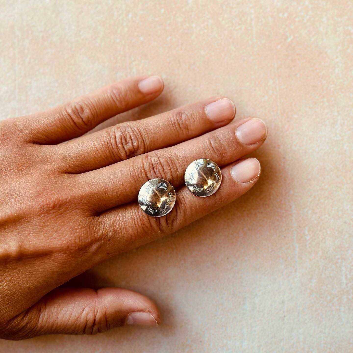 シルバーオリジナルコンチョポストピアス15mm彫金スタンプワークsilver950刻印