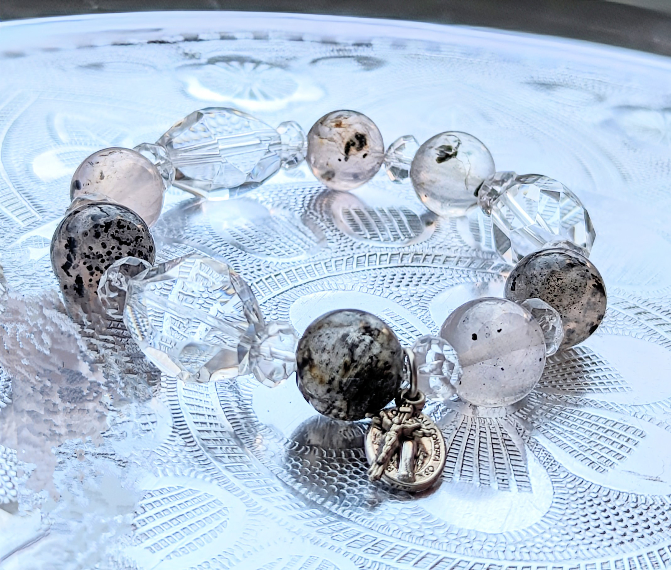 ✨マダガスカル産ブラックマイカインローズクオーツ&クリアクォーツのブレスレット《メダイ・クロス付》✨敏感過ぎる方の守護に