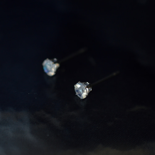 レインボームーンストーンのつけっぱなしピアス】4mm / 白 青