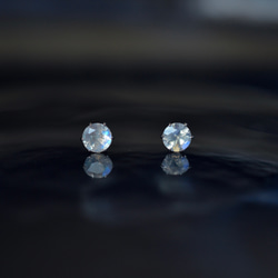 ②ムーンストーン4mmスタッドピアス　サージカルステンレス 天然石レインボームーンストーンのシンプルな一粒スタッドピアス】白