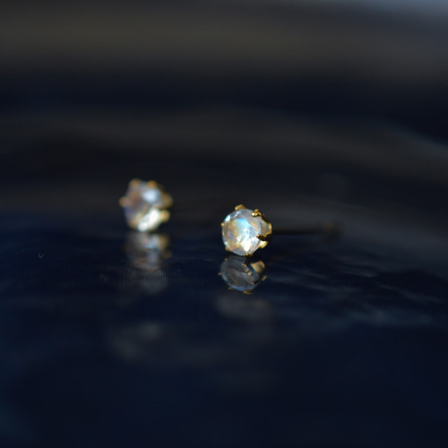 天然石レインボームーンストーンのシンプルな一粒スタッドピアス】白