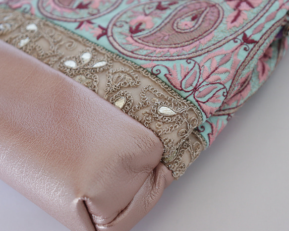 indian embroideryと牛革レザー　がま口スマホショルダー　 mint&pink 3枚目の画像