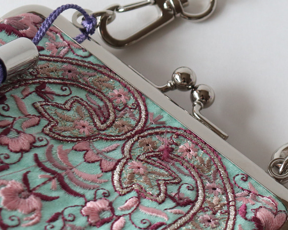 indian embroideryと牛革レザー　がま口スマホショルダー　 mint&pink 2枚目の画像