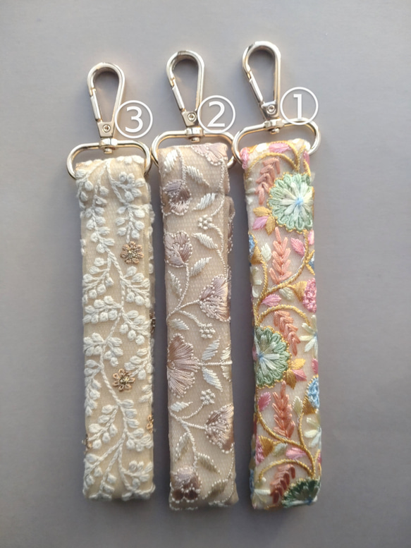 インド刺繍リボンのハンドストラップ ベージュ系 - 東京メトロ