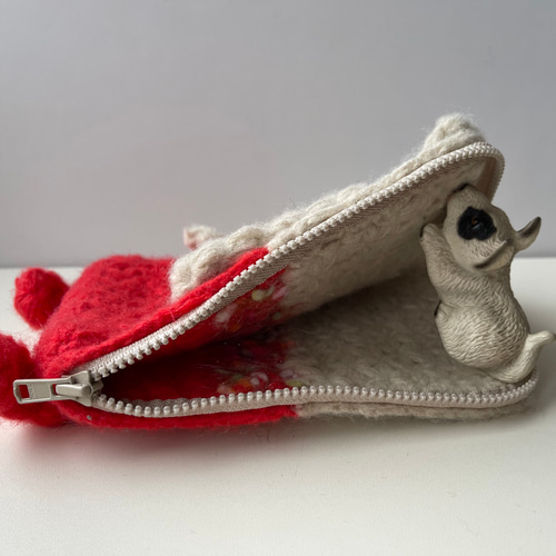 リフ編みで編んだくまちゃんL字ファスナーポーチ= ポーチ CAFUNÉ