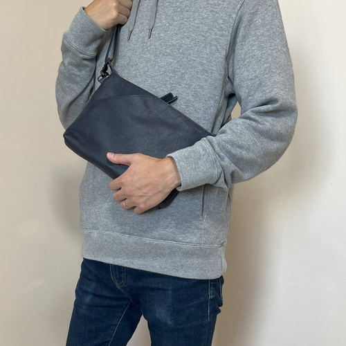 サコッシュ ネイビー《スマホショルダー、革、皮、ポケット付き、小物、外出、紺、カジュアル、ビジネス、ヘビロテ必須、》 サコッシュ ミナミムラ  レザーファクトリー 通販｜Creema(クリーマ) 17175011