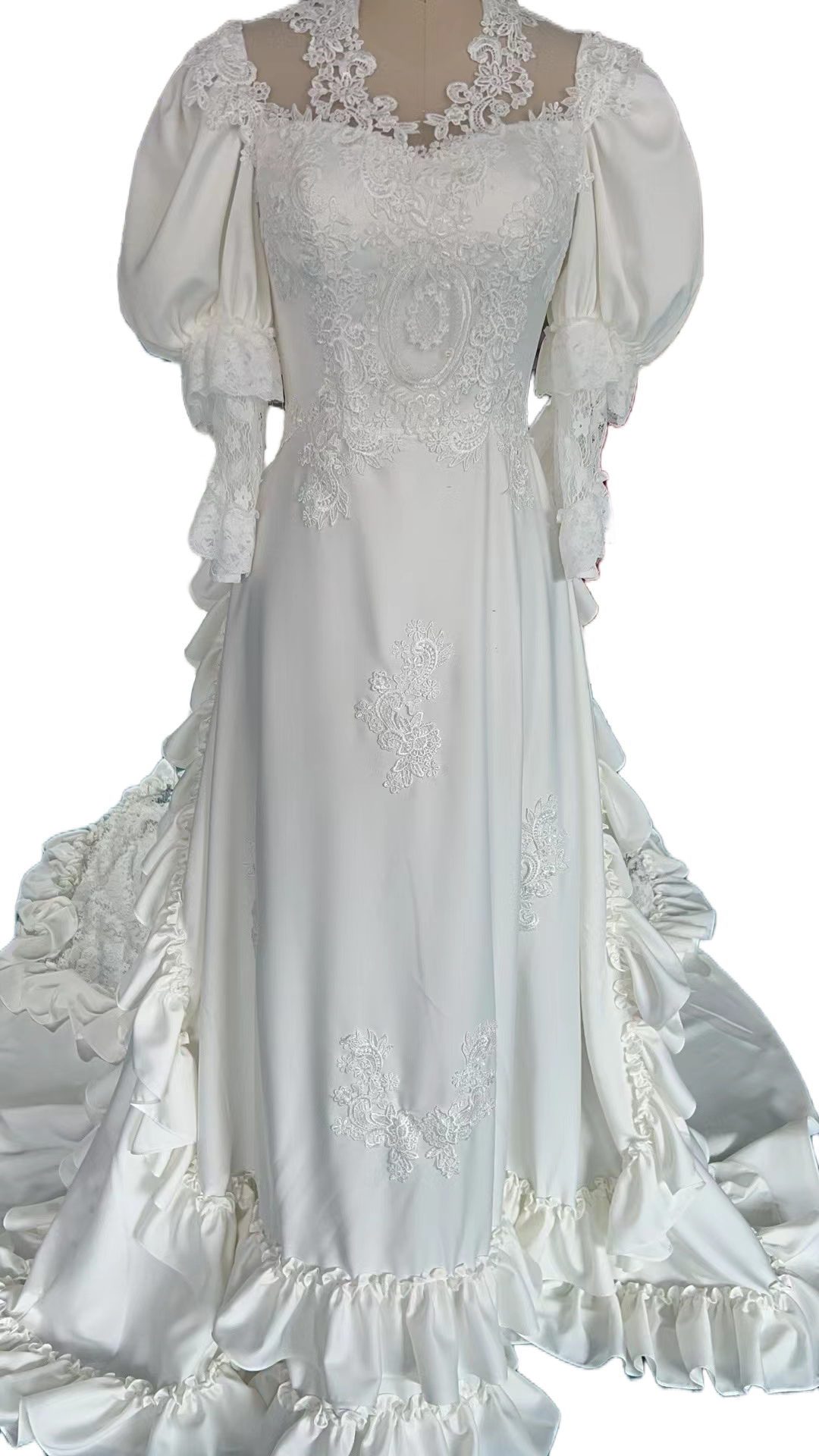 宮廷風ウエディングドレス　オフホワイト トレーン　パフスリーブ　長袖
