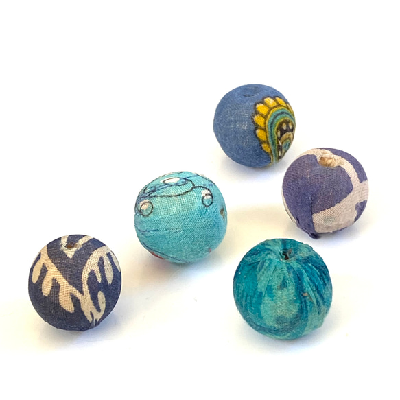 yumri ⌘ fabricbeads インドの大きな古布ビーズ［約Ø2cm ］ 2枚目の画像