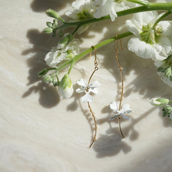 white flower & baroque pearl wave earrings 4枚目の画像