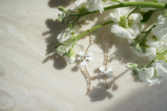 white flower & baroque pearl wave earrings 4枚目の画像