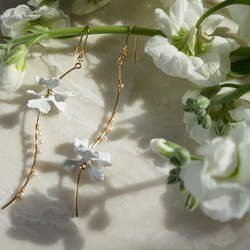 white flower & baroque pearl wave earrings 2枚目の画像